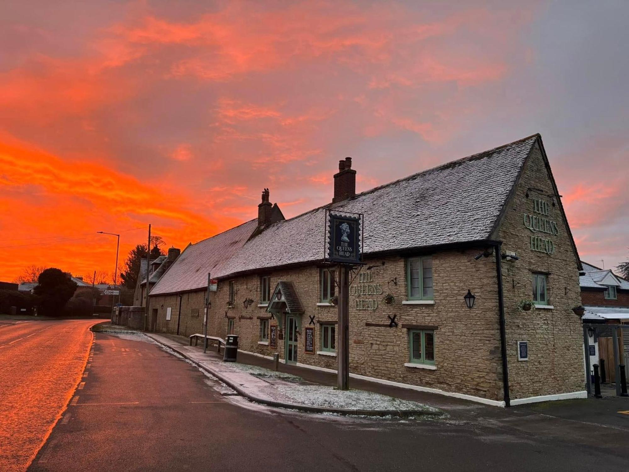 The Queens Head Inn Milton Ernest Экстерьер фото